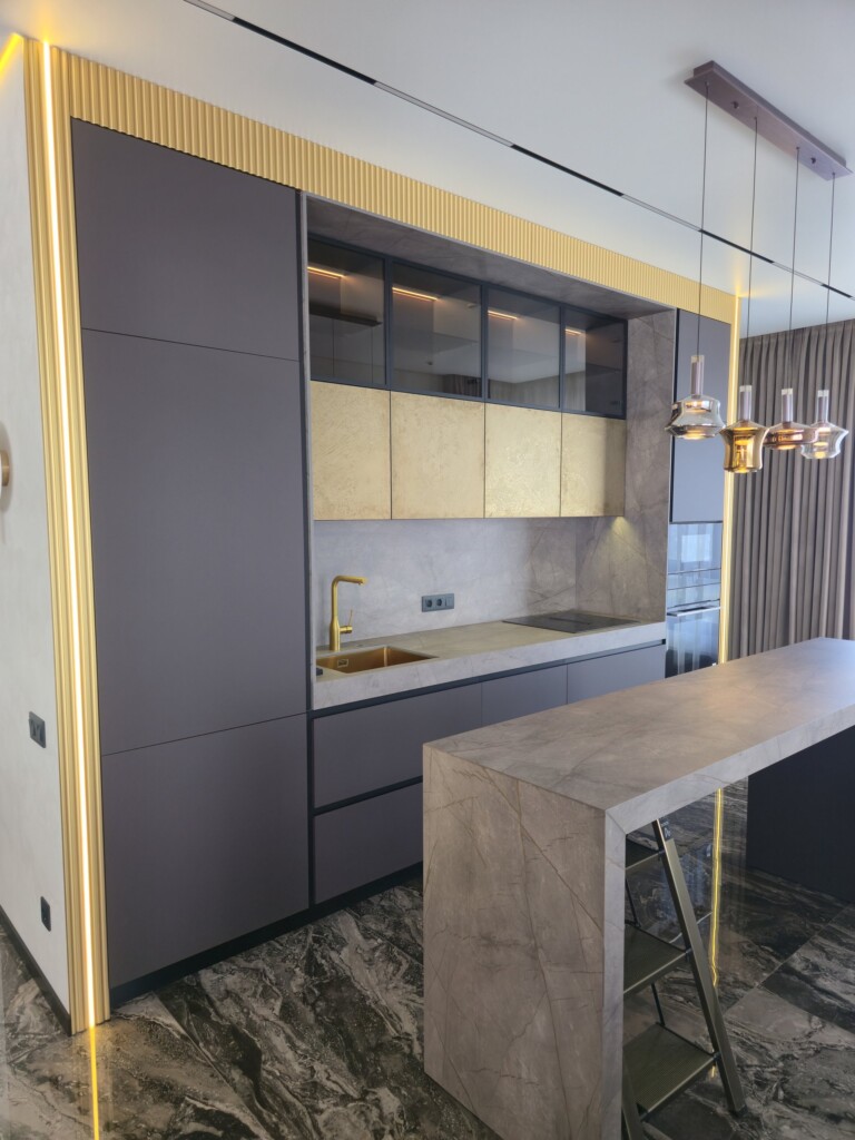 Кухонний блок від підлоги до стелі з рейковим декором угорі DreamHouse.