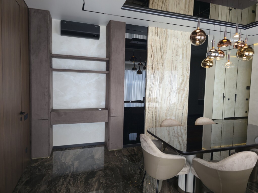 Стелаж з полицями в алькантарі біля обідньої зони DreamHouse.