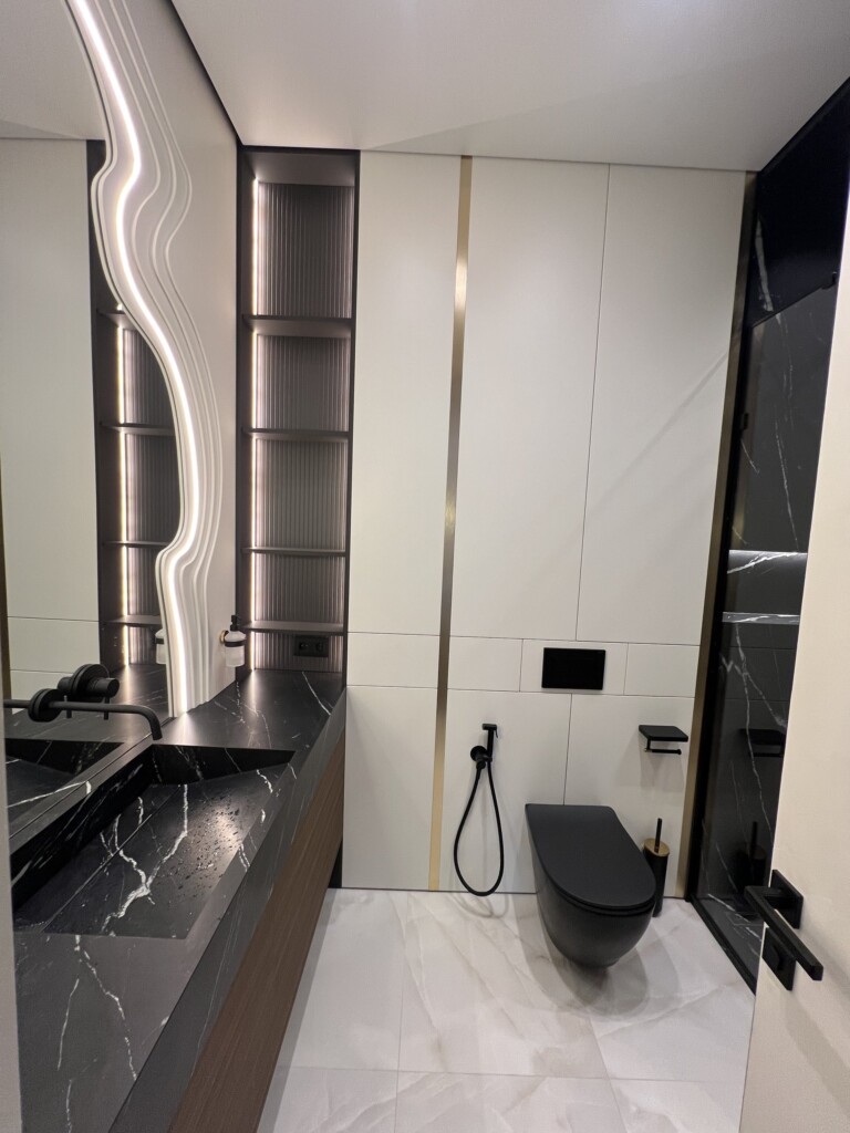 Гостьовий санвузол зі стіновими панелями і золотою вставкою DreamHouse.