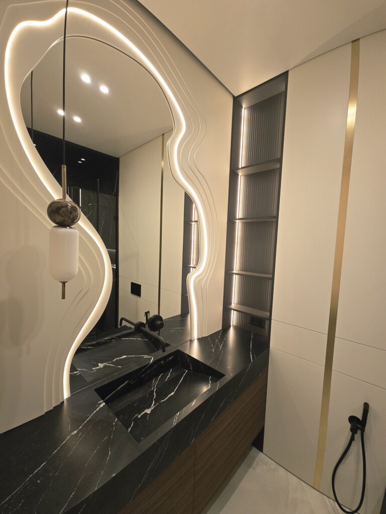 Чорна стільниця з інтегрованою раковиною і чорний змішувач DreamHouse.