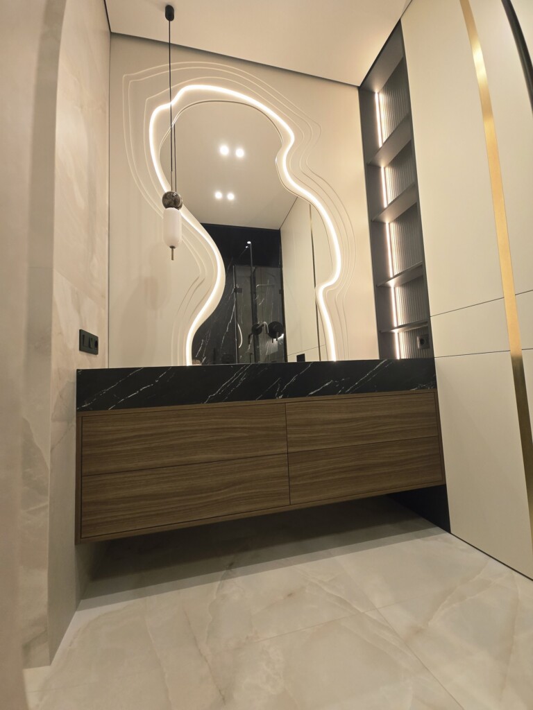 Дзеркало на всю стіну і підвісна тумба під дерево DreamHouse.