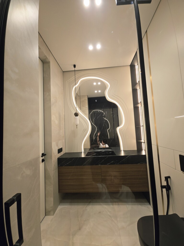 Стінові панелі з золотою вставкою в гостьовому санвузлі DreamHouse.