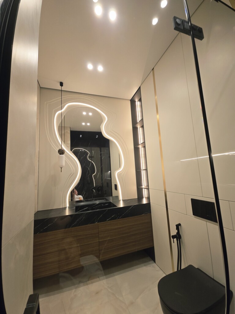 Душова зона за склом у чорному профілі DreamHouse.