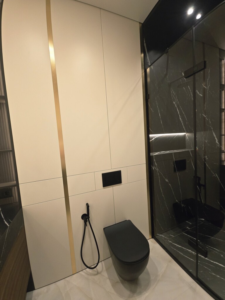 Душова в темному камені з чорною фурнітурою DreamHouse.