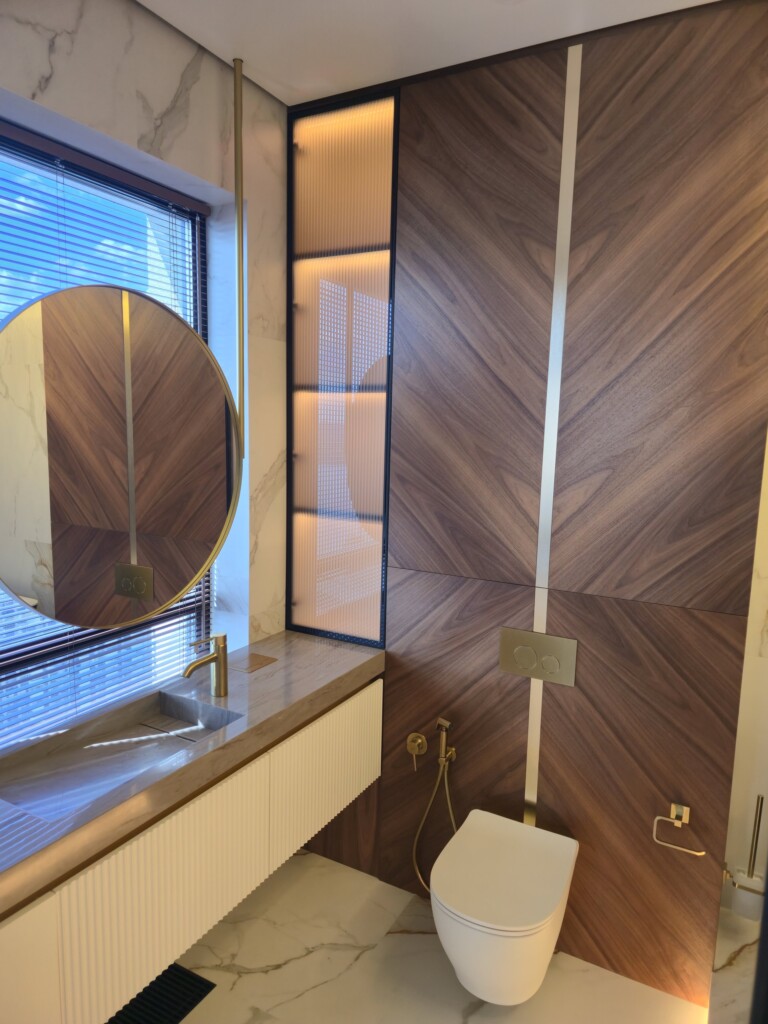 Скляна перегородка в золотому профілі і панелі з горіха DreamHouse.