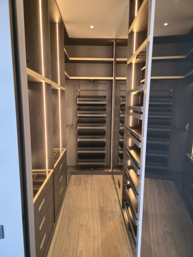 Гардеробна кімната з наскрізною LED-підсвіткою по секціях DreamHouse.