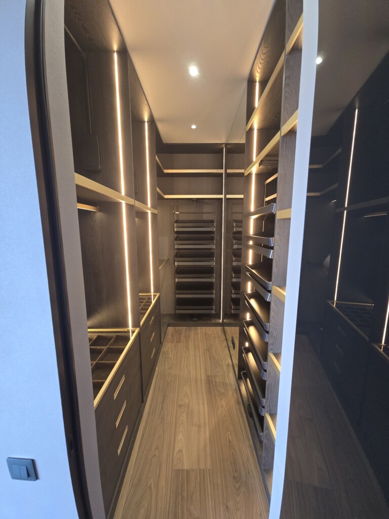 Гардеробна: штанги, полиці і висувні полиці для взуття DreamHouse.