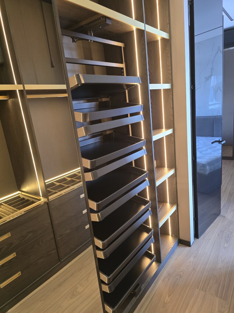 Висувні полиці для взуття з дотягом DreamHouse.