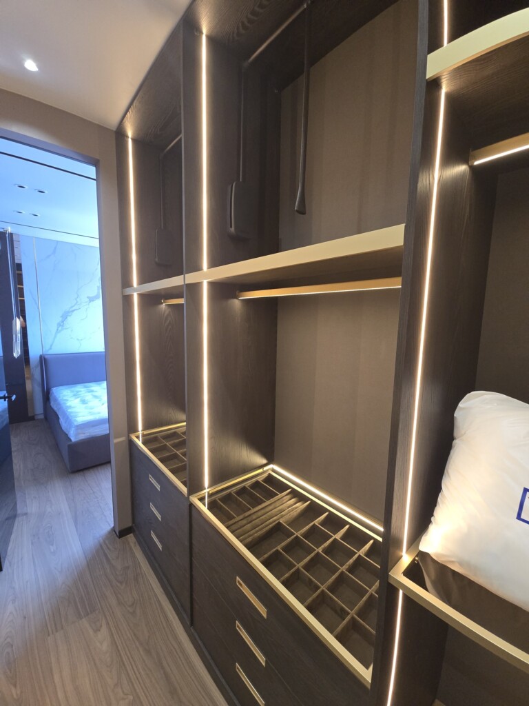 Прохід із гардеробної кімнати до спальні DreamHouse.
